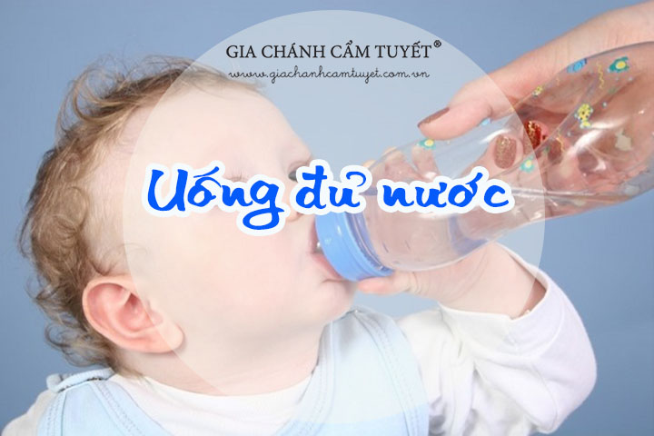 Uống đầy đủ nước chữa ho cho trẻ